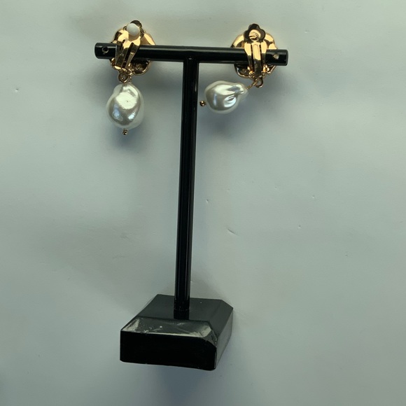 Nordstrom Cluster Imitation Pearl Clip-On Earrings - Picture 5 of 10